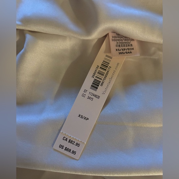 Victoria's Secret Satin Skirt. XS-S New with Tags - Picture 5 of 5